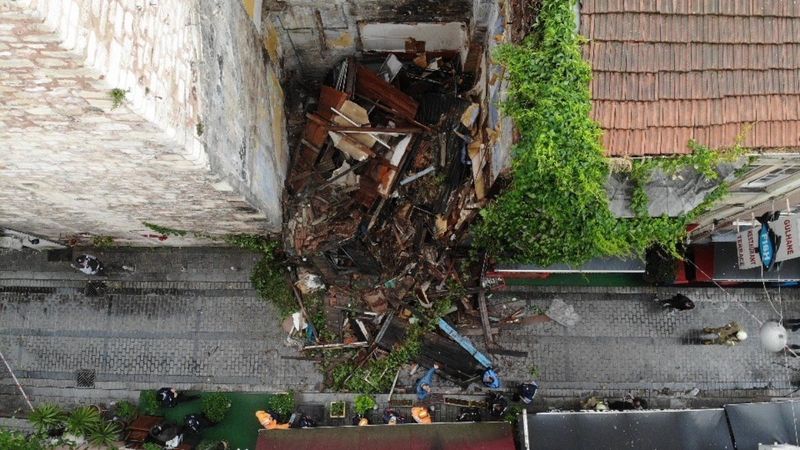 Fatih’te 3 katlı ahşap bina çöktü