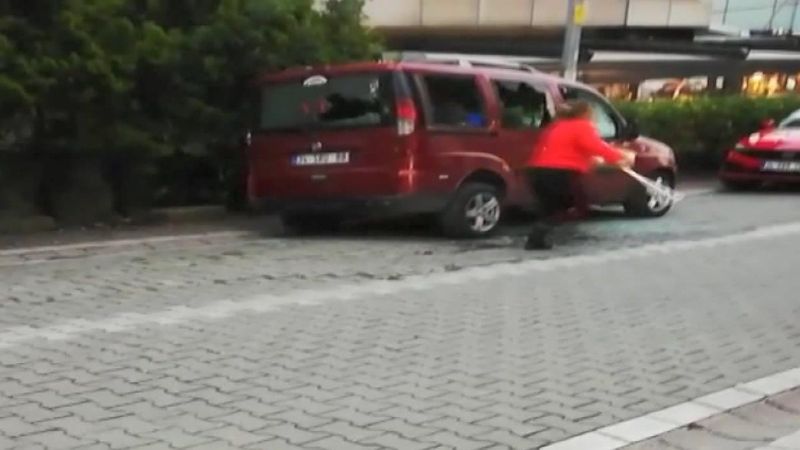 Esenyurt'ta arkadaşlarının bıçaklandığını gören bir kadın araca saldırdı