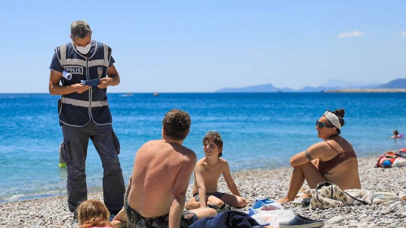 Konyaaltı sahilinde 'yerleşik turist' denetimi