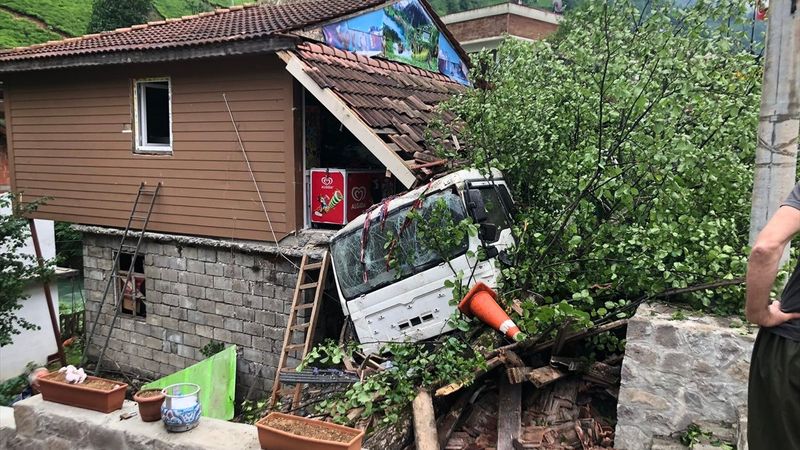 Rize'de beton mikseri markete daldı: 2 yaralı