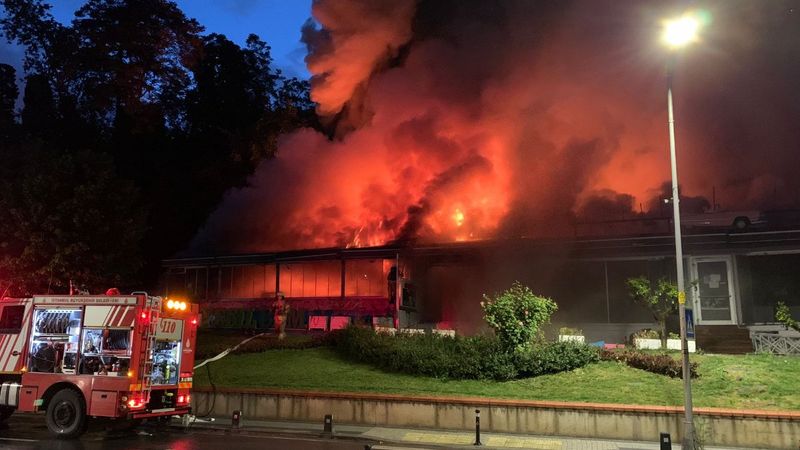 Üsküdar'da bir kafede yangın çıktı