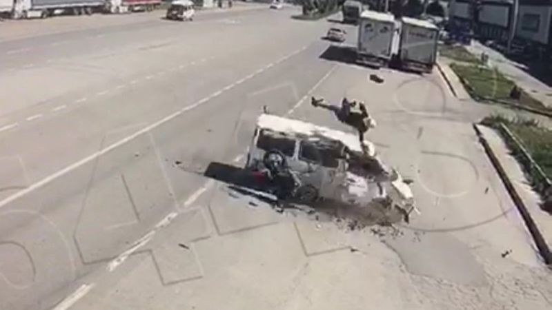 Amasya’da motosikletten fırlayıp minibüsün üstüne düştü