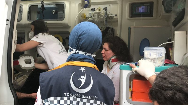 Bursa'da satırlı bıçaklı komşu kavgası: 4 yaralı