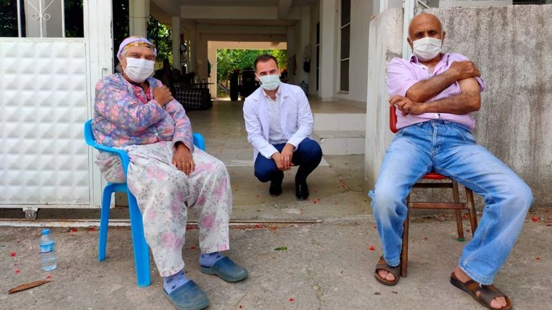 Aydın'da aşıdan korkan yaşlı çift, ikna edildi