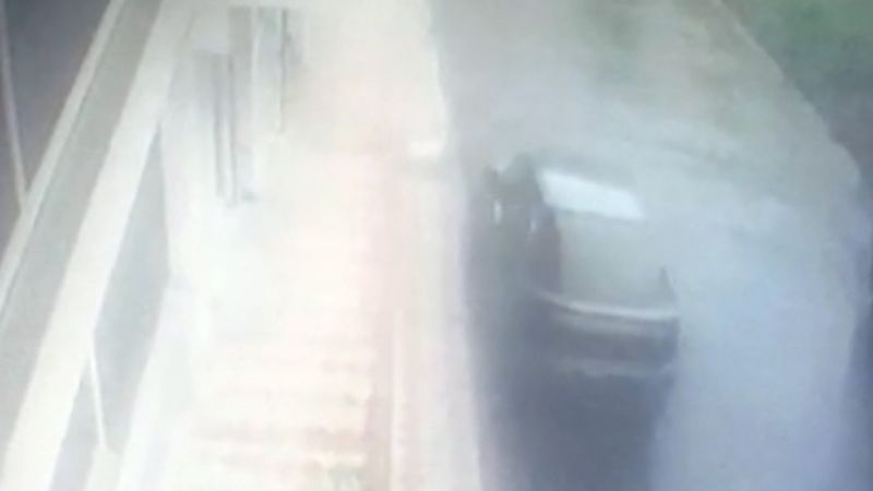 Arnavutköy'de el freni çekilmeyen araç çayırlığa uçtu