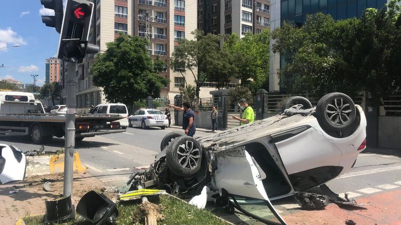 Büyükçekmece'de trafik ışığı direğine çarpan araç takla attı