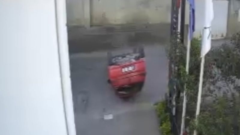 Kartal'da kontrolden çıkan araç takla attı