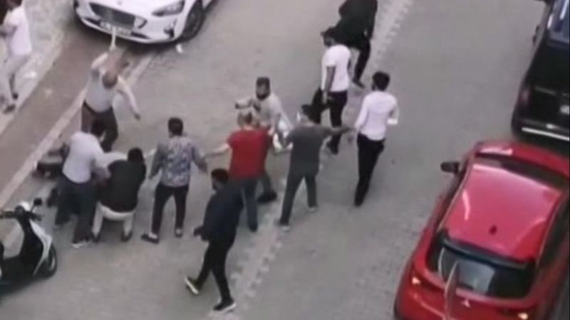 Esenyurt’ta esnaf ile müşteriler arasında taşlı sopalı kavga çıktı