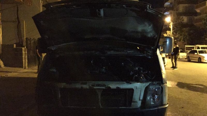 Şanlıurfa'da park halindeki minibüs kundaklandı