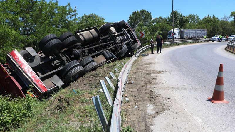 Sakarya’da domates yüklü kamyon devrildi