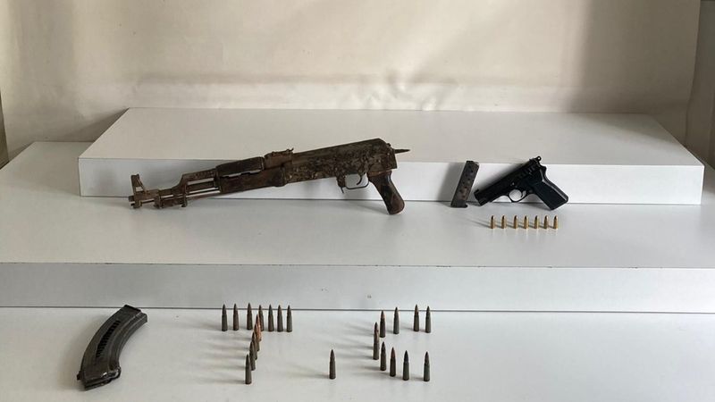 Beyoğlu’nda televizyon kutusunun içinden Kaleşnikof çıktı