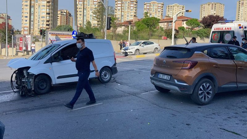 İstanbul'da çarpışan araçlar yol kenarında bekleyen yayaya vurdu