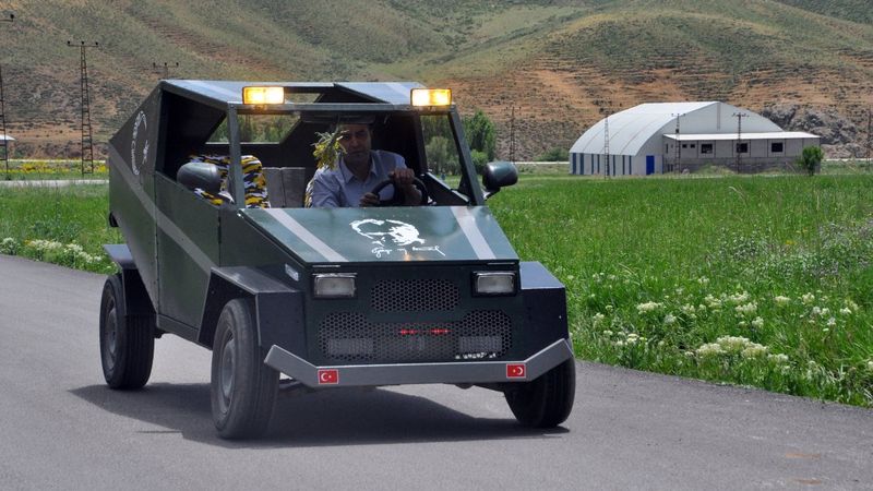 Hakkarili çoban, kendi arabasını yaptı