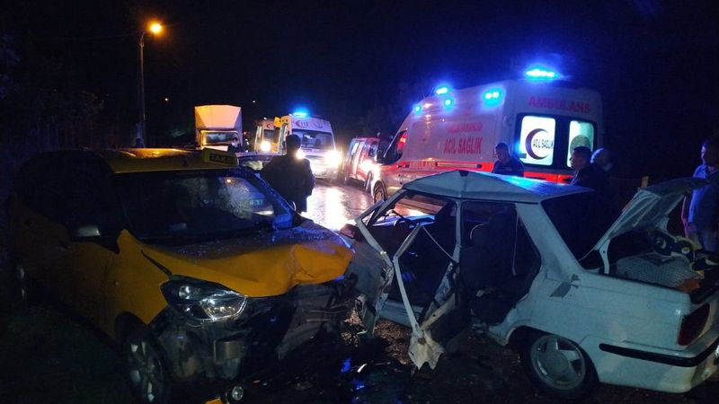 Tokat’ta taksi ile otomobil çarpıştı: 6 yaralı