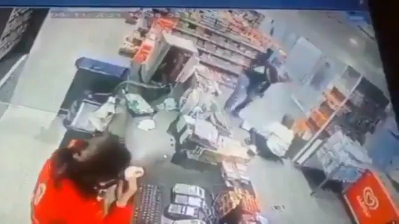 Yozgat'taki benzinlikte, kadının dayak yemesini film gibi izlediler