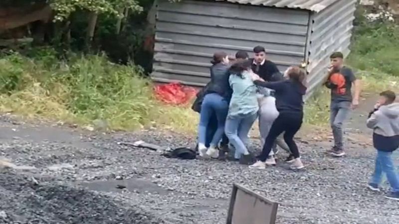 Sultangazi'deki genç kızların tekme tokat kavgası kamerada