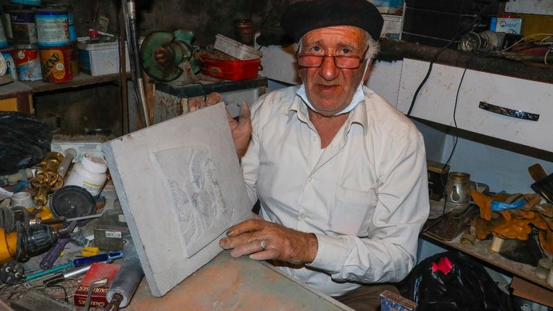 Mardin'deki Suriyeli göçmen, Asur tabletlerini işliyor