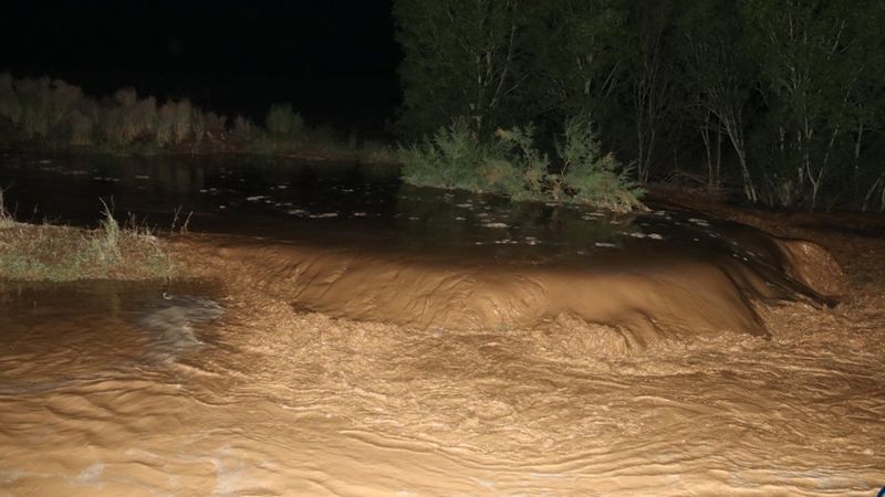 Iğdır'da meydana gelen sel Türkiye - Nahçıvan yolunu kapattı