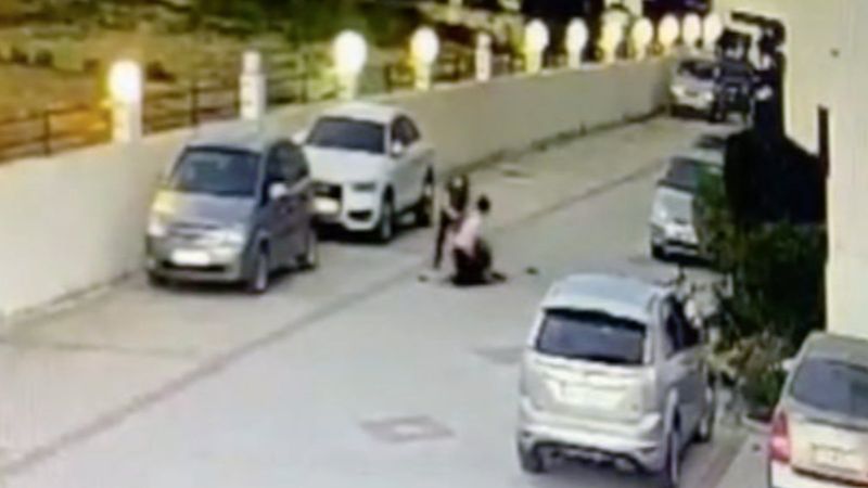 Antalya'da kadın öğretmen komşuları tarafından darbedildi