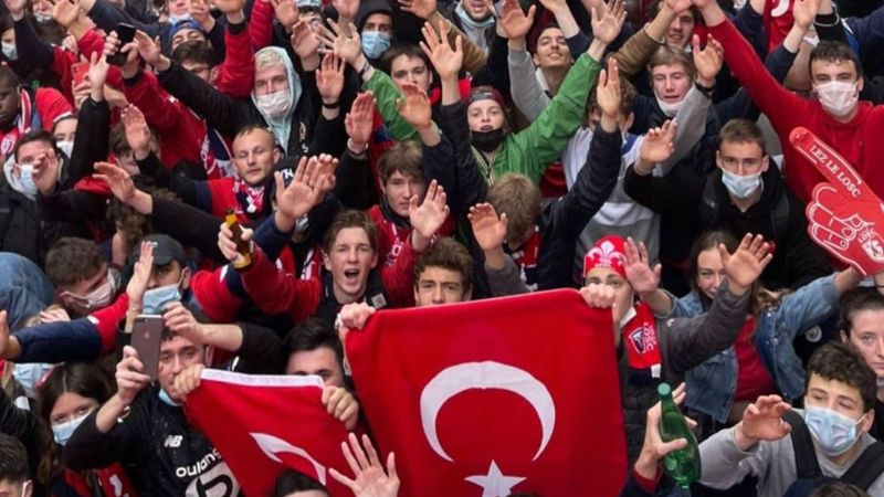 Fransa'da Lille taraftarından 'Türk bayraklı' şampiyonluk kutlaması