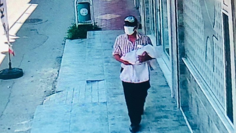 Adana’da 1 aylık bebeğin kaldırıma bırakılma anları kamerada