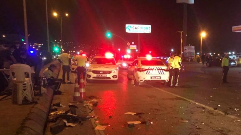 Kocaeli'nde alkollü sürücü kontrol noktasına daldı: 3 yaralı