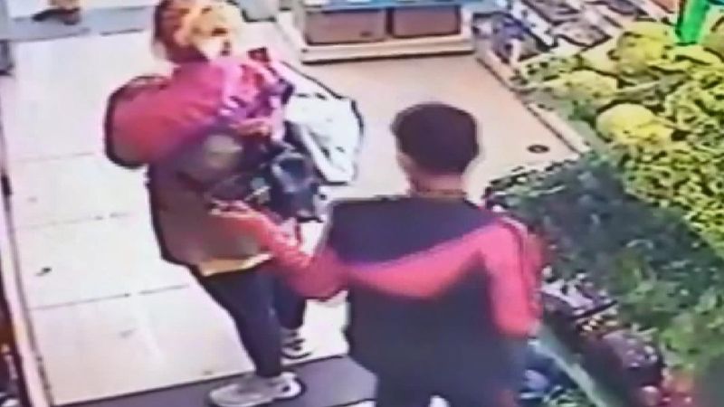 Esenyurt'ta, kadının cebinden telefonunun çalınma anı