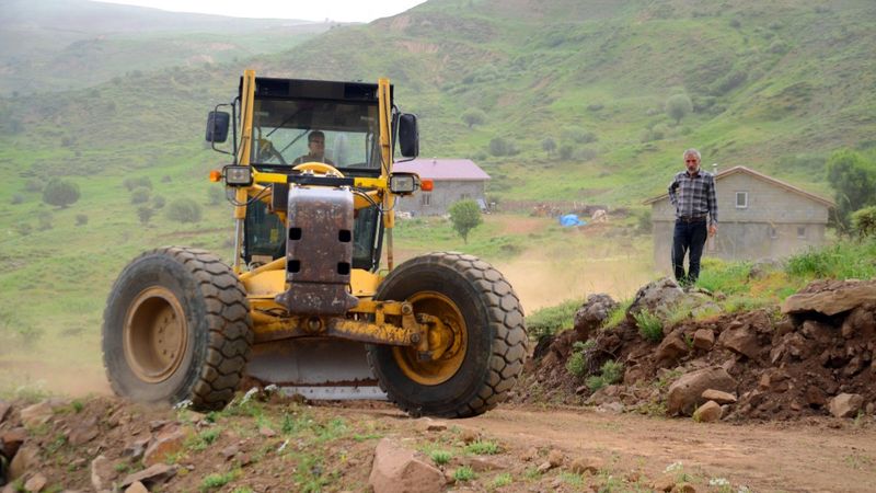 Muş'ta huzurla birlikte yol yapım çalışmaları da hızlandı