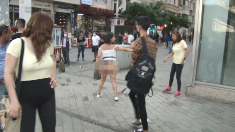 Taksim'in ortasında soyunan Faslı kadın
