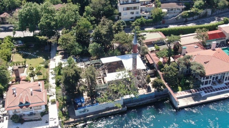 Üsküdar'da yanan tarihi Vaniköy Camii'nin son hali havadan görüntülendi