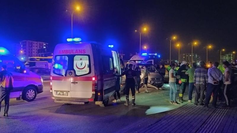 Gaziantep'te iki araç kaza yaptı: 8 yaralı