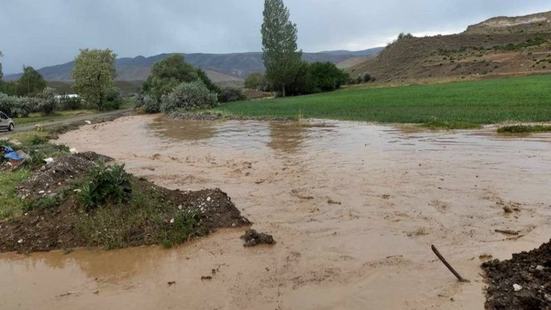 Erzincan’da sağanak derelerden sel getirdi