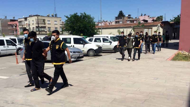 Adana’da hırsızlar önce güvenlik kamerasına, ardından polise yakalandı