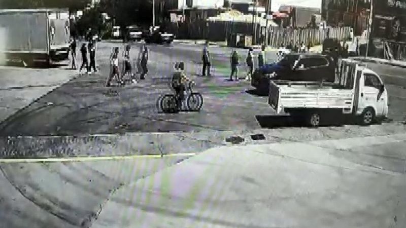 Esenyurt’ta sevgilileri barıştırmak için toplanan gruplar arasında silahlı kavga