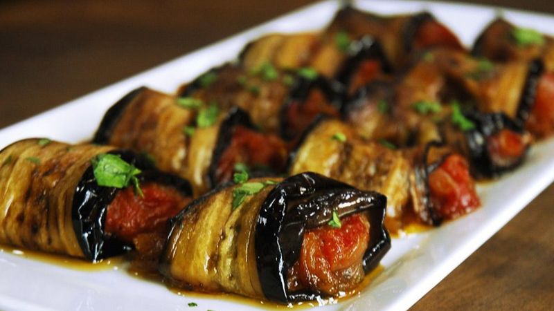 Yaz sofralarına hafif lezzet: Zeytinyağlı patlıcan ruloları