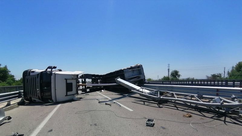 Adana’da damperi açık tır direği devirdi