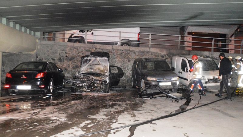 İstanbul'da viyadük altında 4 otomobil yandı