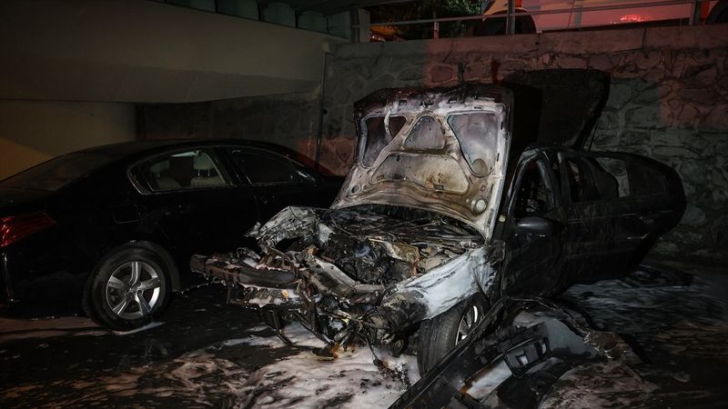 Şişli’de park halindeki araçlarda yangın