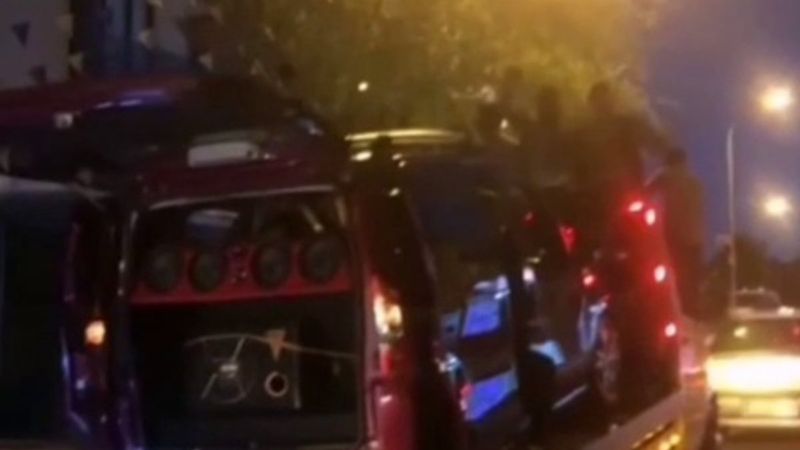 Üsküdar'da çekici üzerinde asker eğlencesi