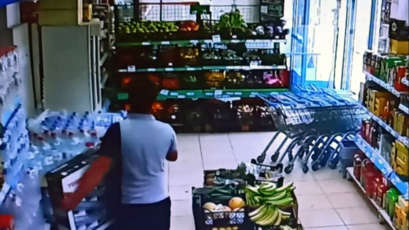 Adana'da marketten televizyon çalıp, kovalanınca sokağa bıraktı