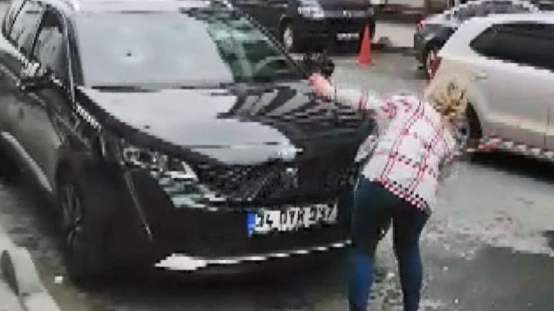 Esenyurt'ta boşanma aşamasındaki kocasının aracına saldırdı