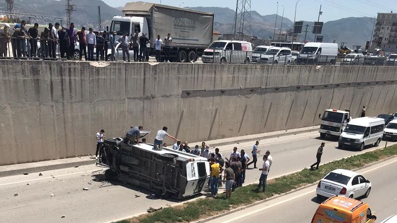 Hatay'da jandarma taşıyan minibüs alt geçide düştü