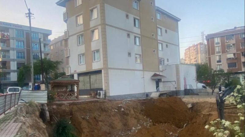 Pendik’te istinat duvarı çöktü