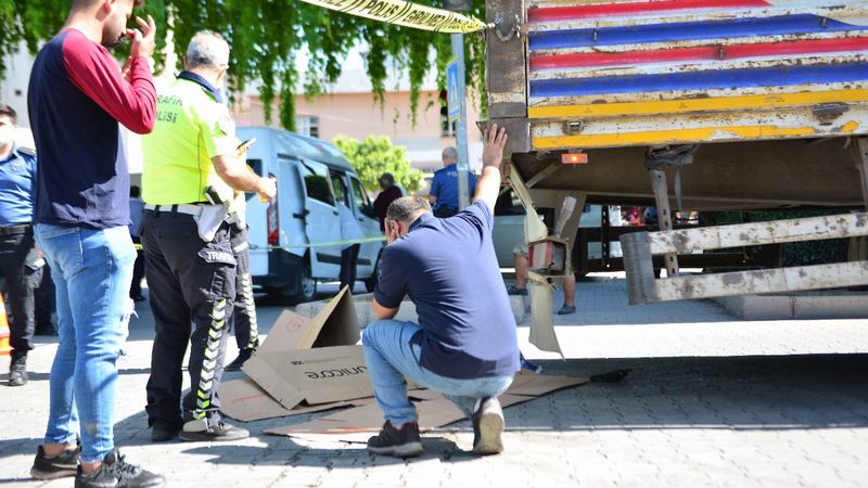 Adana'da tırın altında kalan 12 yaşındaki çocuk hayatını kaybetti