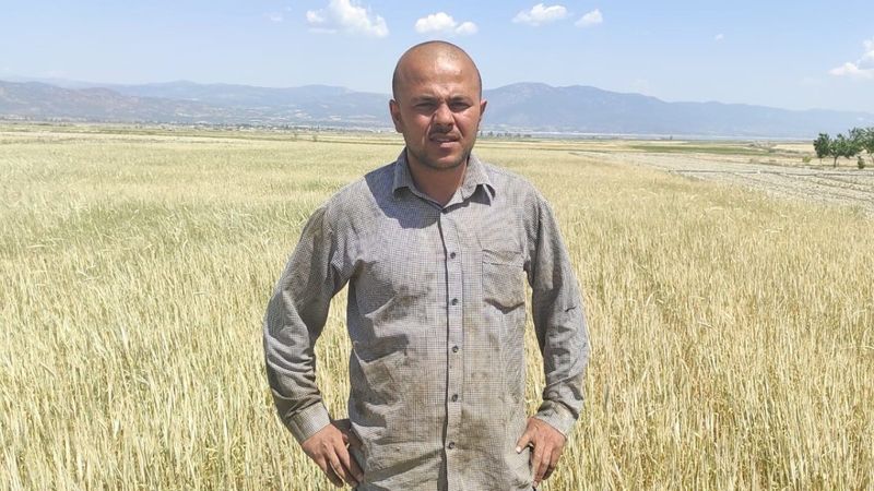 Burdur'da çiftçiyle yamaç paraşütçüsünün güldüren diyaloğu