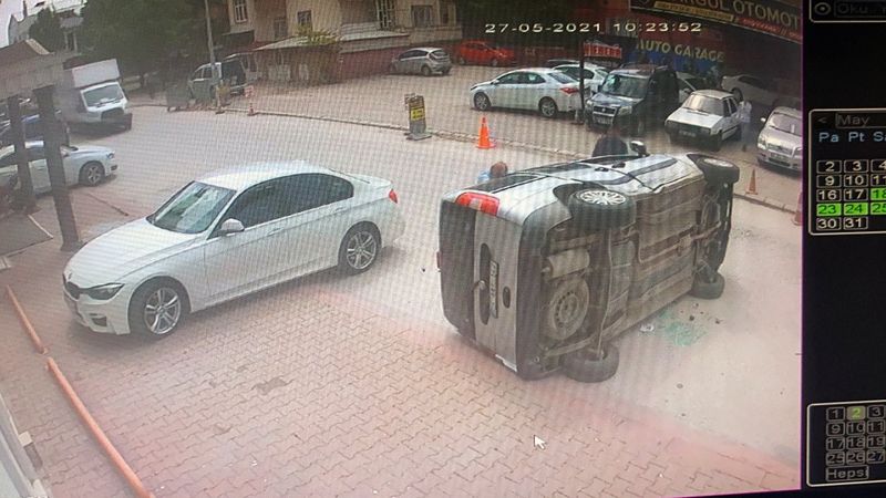 Sakarya’da kazada yan yatan aracı, vatandaşlar düzeltti