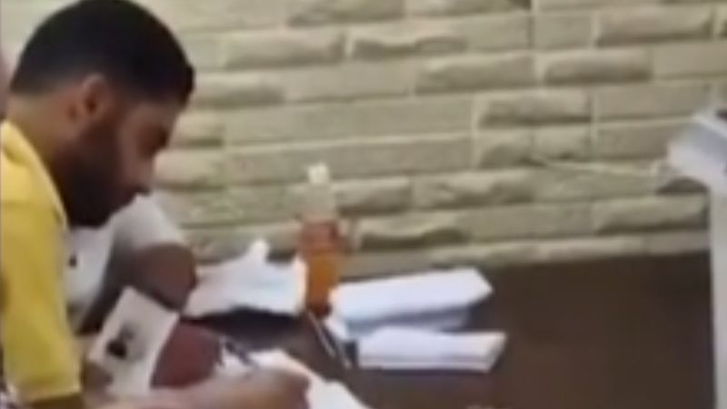 Suriye'de memurlar seçmen adına oy kullanıyor