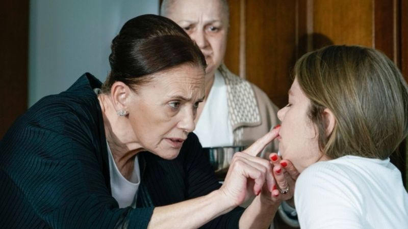 Camdaki Kız Feride Nalan'a ne içiriyor? Feride'nin içtiği bitki çayı...