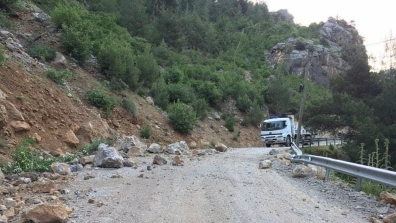 Adana'da kayalar yola düşünce mahallelere ulaşım engellendi