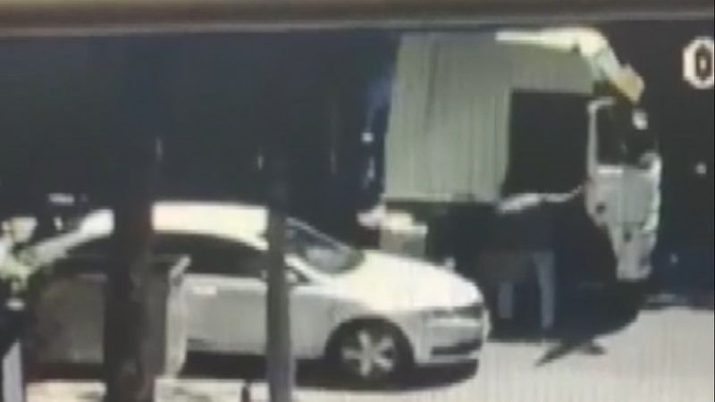 Ataşehir'de yere düşürülen cüzdanın çalınma anı